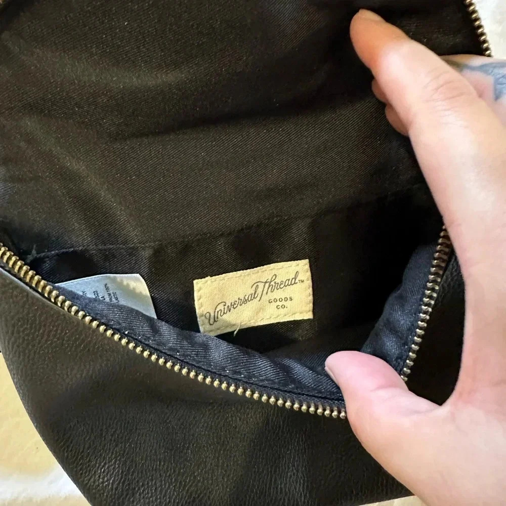 Universal Threads Fanny Pack - Picture 2 of 3